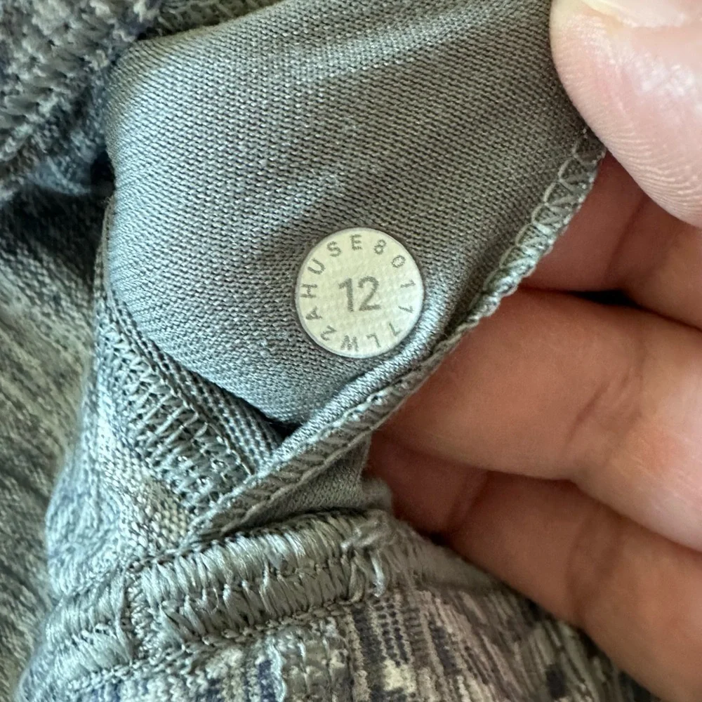 Lululemon Flow Y Bra IV *Luon in Arrow Jacquard Battleship Silver - Size 12
